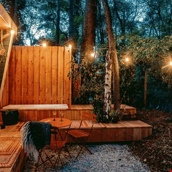5x bijzonder overnachten deze herfst: van boshuisje tot privé-eiland